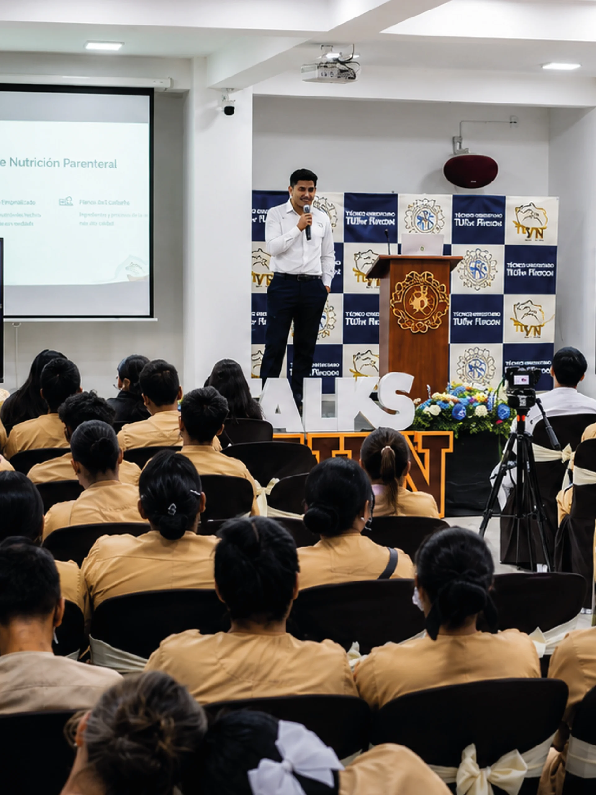 Estudiante TUVN en práctica preprofesional de Educación Básica